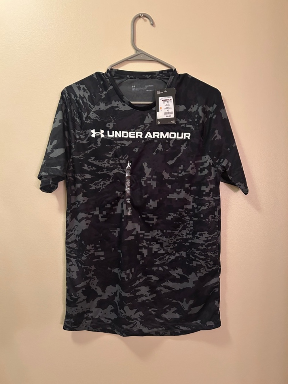 Under Armour Men’s Black & Gray Camo Short Sleeve Athletic Tee